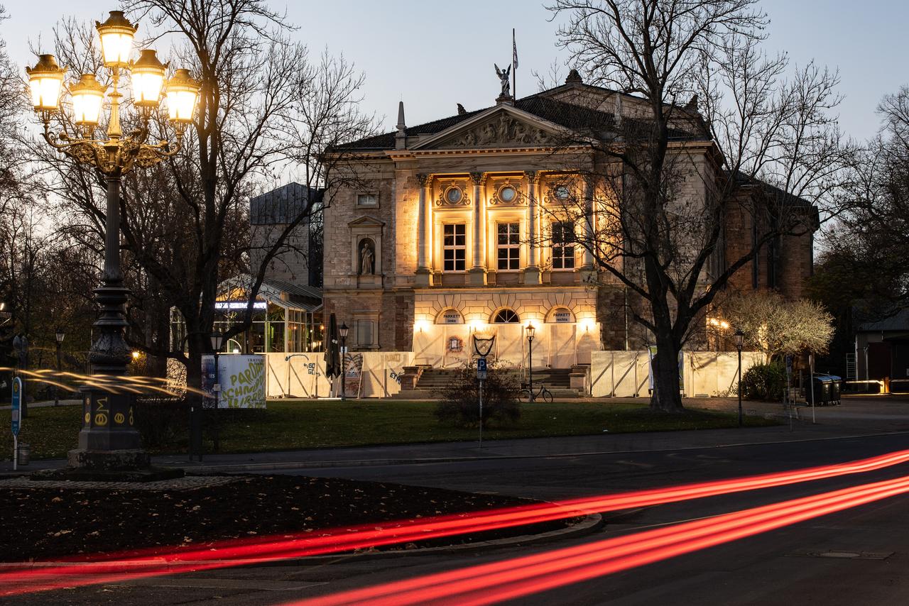 Mit Holzbrettern sind die Zugänge am Haupteingang zum Deutschen Theater zugestellt. Mit einer künstlerischen Aktion macht das Deutsche Theater in Göttingen auf die Folgen des Teil-Lockdowns aufmerksam Mit Holzbrettern sind die Zugänge am Haupteingang zum Deutschen Theater zugestellt. Mit einer künstlerischen Aktion macht das Deutsche Theater in Göttingen auf die Folgen des Teil-Lockdowns aufmerksam