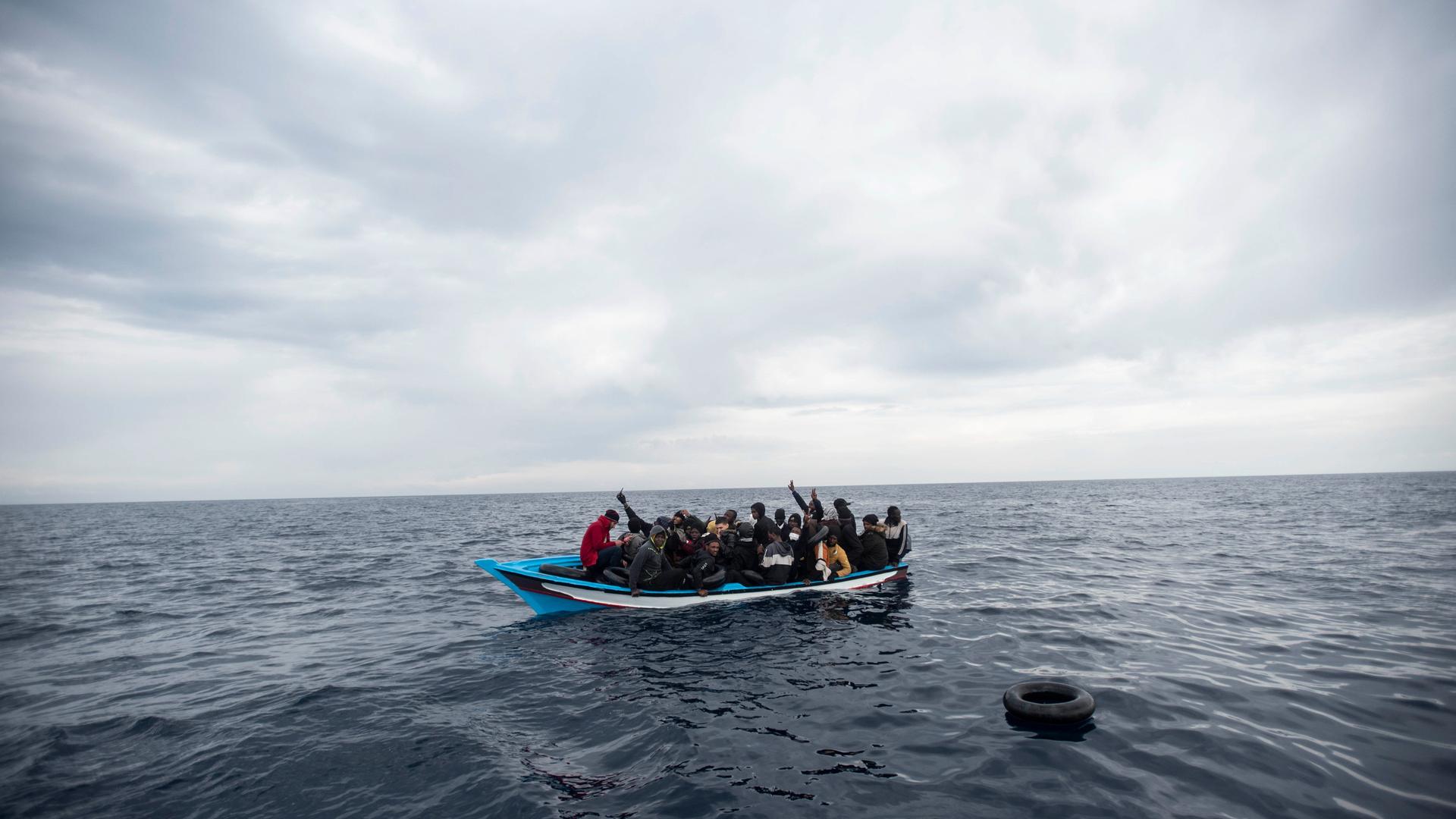Geflüchtete in einem Boot auf dem Mittelmeer. Geflüchtete in einem Boot auf dem Mittelmeer.