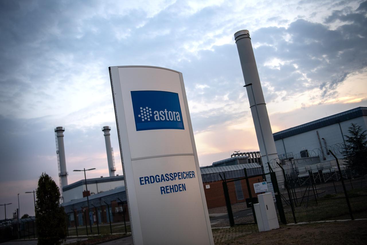 Schild mit der Aufschrift: "Astora. Erdgasspeicher Rehden", dahinter Industrieanlagen. Schild mit der Aufschrift: "Astora. Erdgasspeicher Rehden", dahinter Industrieanlagen.