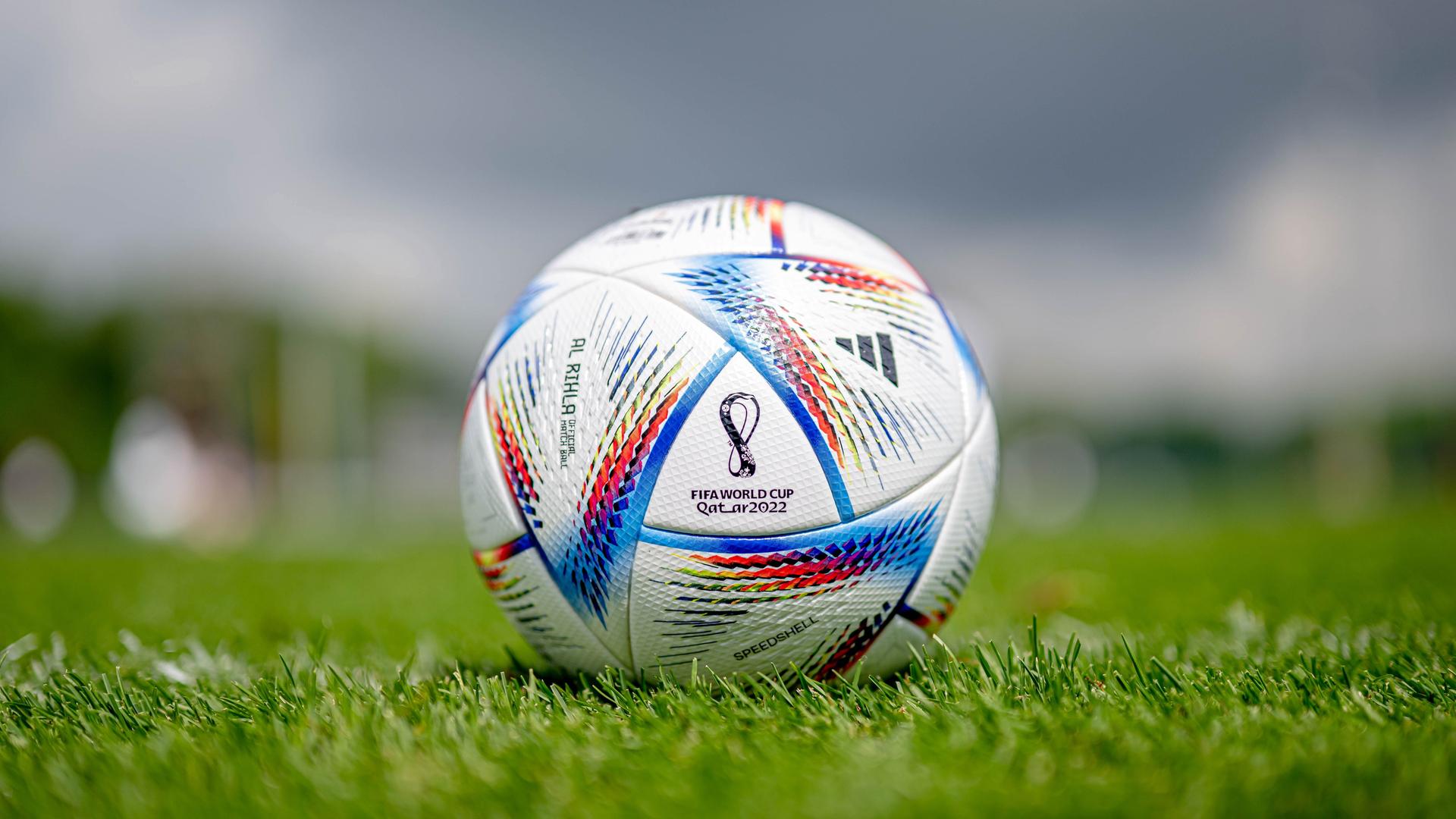 Der Spielball der Fussball Weltmeisterschaft 2022 in Katar Al-Rihla und Spielball des DFB Pokalfinales 2022 in Berlin. Der Spielball der Fussball Weltmeisterschaft 2022 in Katar Al-Rihla und Spielball des DFB Pokalfinales 2022 in Berlin.