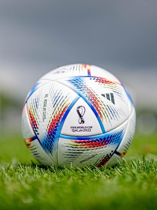 Der Spielball der Fussball Weltmeisterschaft 2022 in Katar Al-Rihla und Spielball des DFB Pokalfinales 2022 in Berlin.