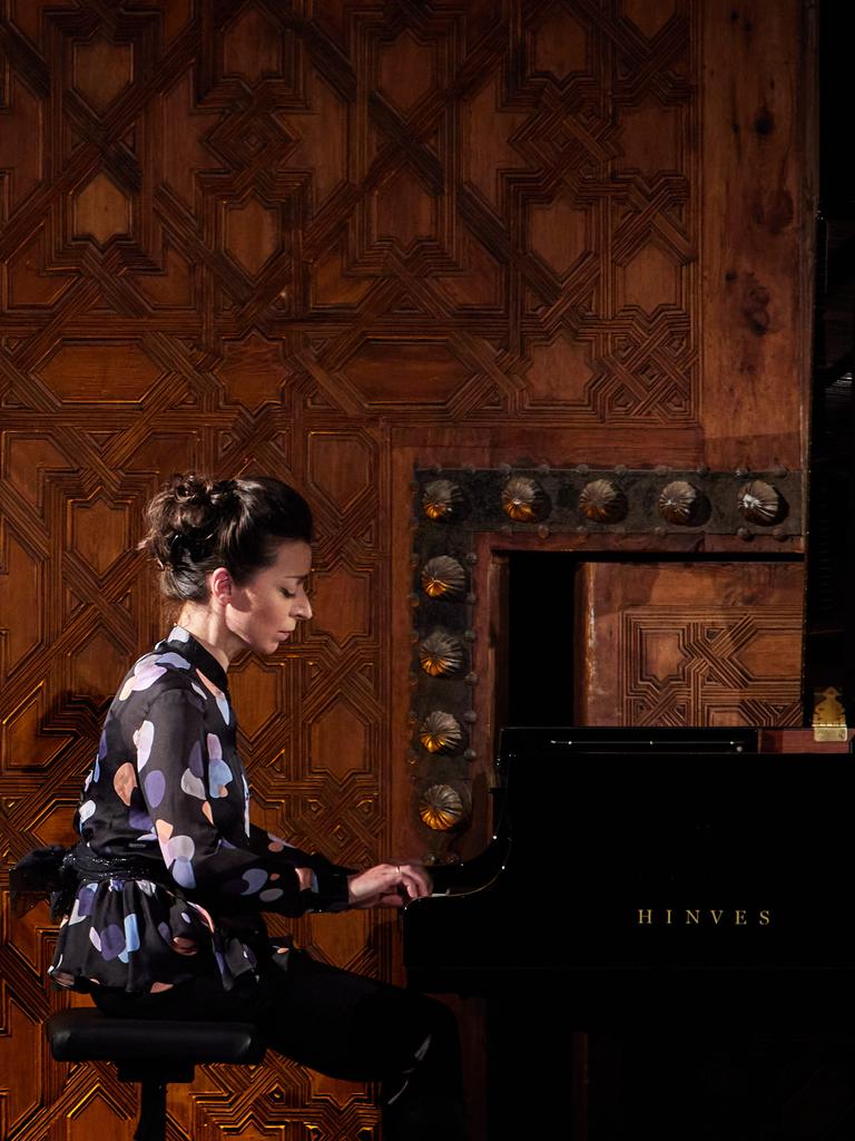 Auf dem Bild ist eine Frau im Profil zu sehen, die Klavier spielt. Es ist die Pianistin Yulianna Avdeeva. 