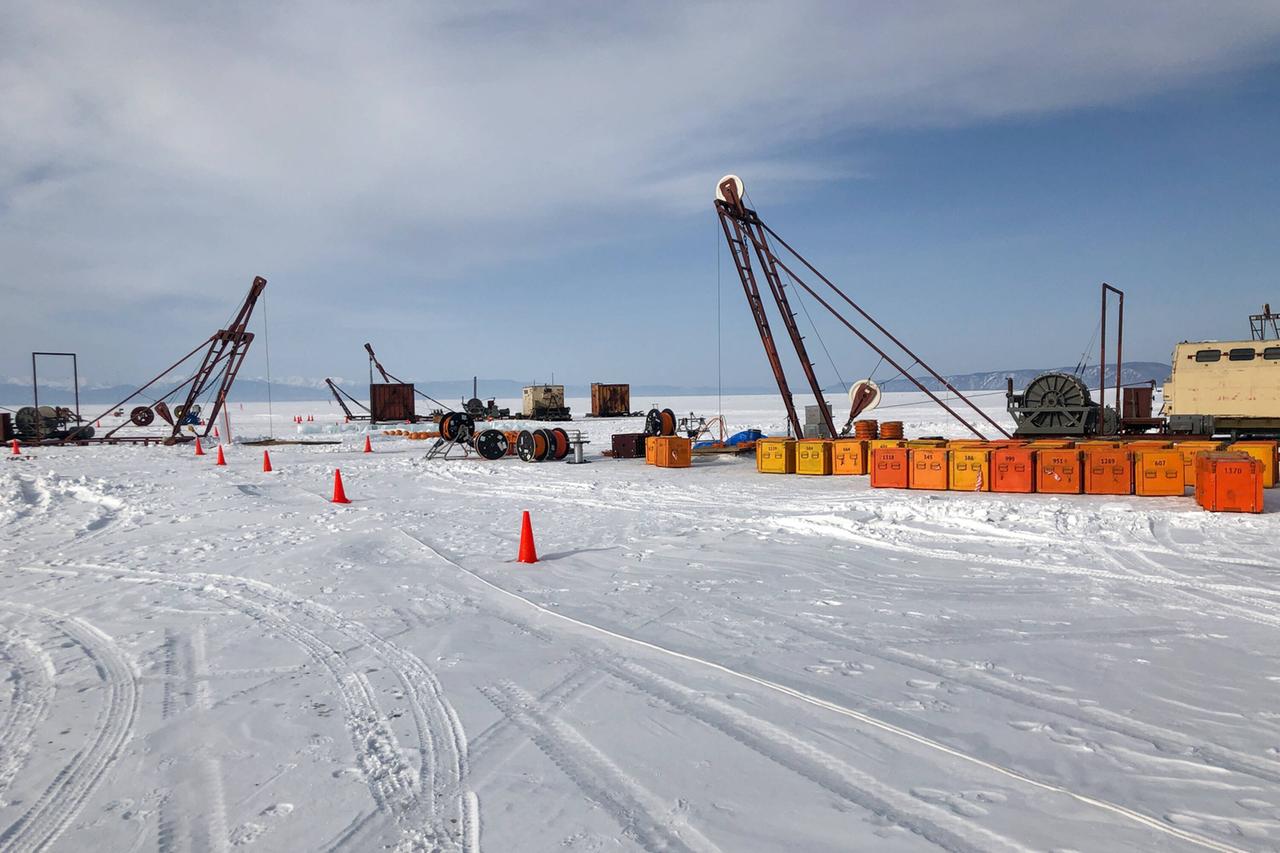Einweihungsfeier für das Neutrino-Teleskop, Baikalsee, Russland: Bald 33 Jahre lang währt die deutsch-russische Zusammenarbeit bereits Einweihungsfeier für das Neutrino-Teleskop, Baikalsee, Russland: Bald 33 Jahre lang währt die deutsch-russische Zusammenarbeit bereits