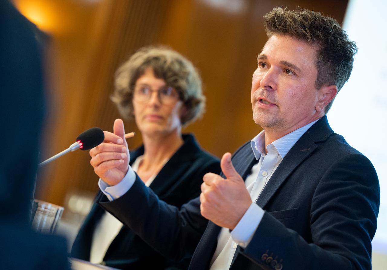Die Sprachwissenschaftler Dirk Betzel und Vivien Heller während der Pressekonferenz zur Lage der deutschen Sprache. Die Sprachwissenschaftler Dirk Betzel und Vivien Heller während der Pressekonferenz zur Lage der deutschen Sprache.