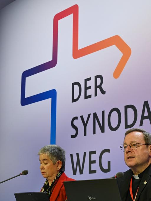 Zwei Vertreter der katholischen Kirche erläutern die Ergebnisse der Synodalversammlung in Frankfurt/Main.