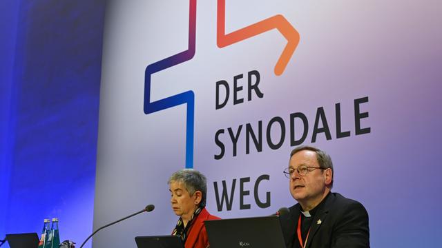 Zwei Vertreter der katholischen Kirche erläutern die Ergebnisse der Synodalversammlung in Frankfurt/Main.