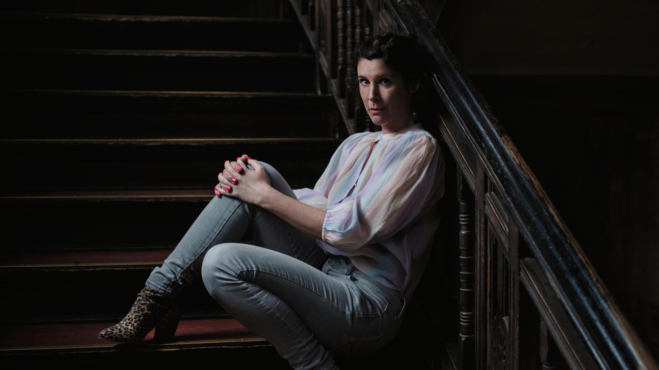 Die Autorin Daniela Droescher sitzt auf der Treppe eines Hausaufgangs und lehnt an das Geländer. Die Autorin Daniela Droescher sitzt auf der Treppe eines Hausaufgangs und lehnt an das Geländer.