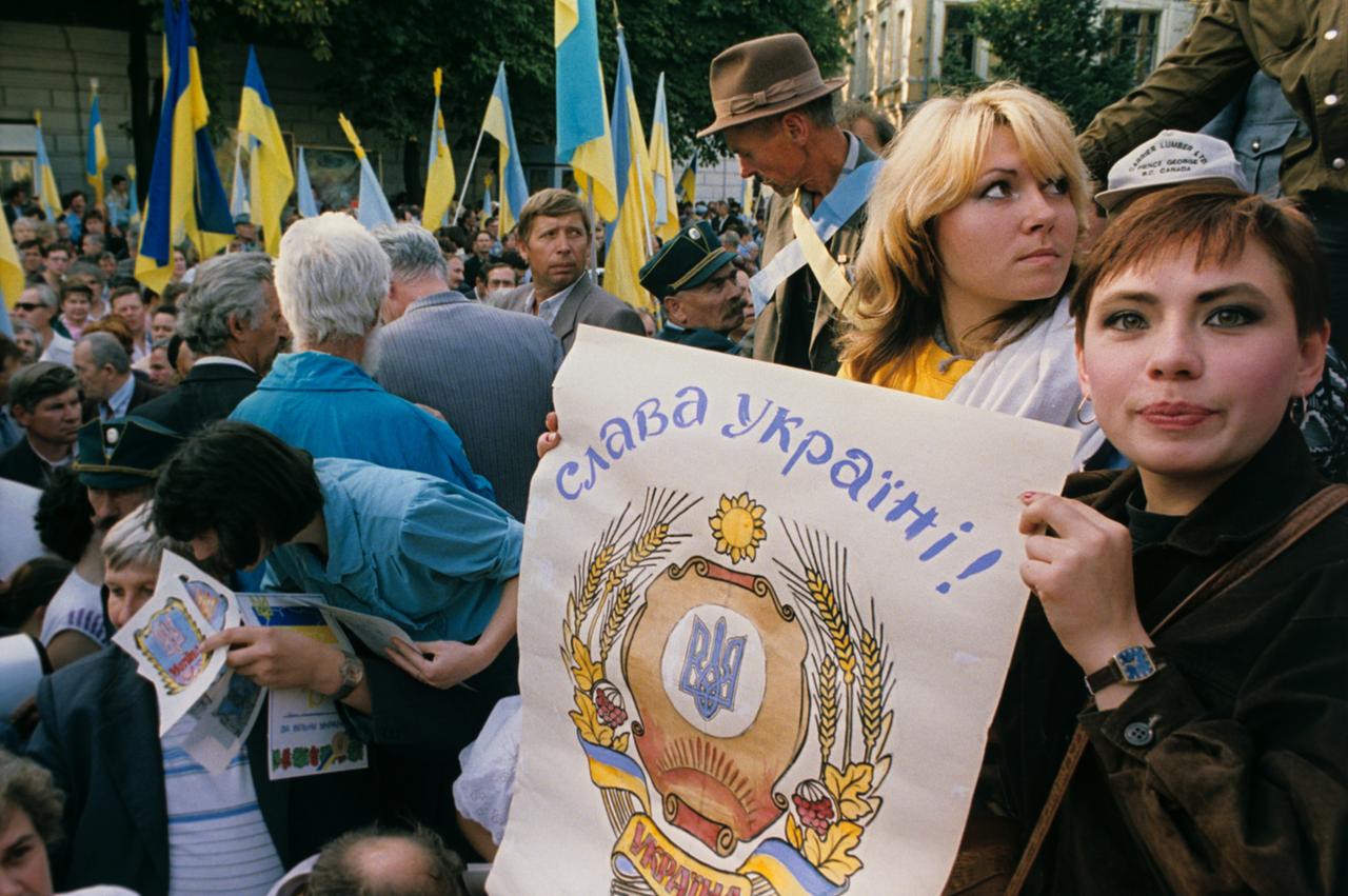 In Kiew demonstrieren am 15.09.1991 Bürger gegen den Unionsvertrag und für die Unabhängigkeit ihrer Republik. Die Ukraine hatte am 24.08.1991 formell ihre Unabhängigkeit von der Zentralregierung in Moskau erklärt. +++(c) dpa - Report+++ In Kiew demonstrieren am 15.09.1991 Bürger gegen den Unionsvertrag und für die Unabhängigkeit ihrer Republik. Die Ukraine hatte am 24.08.1991 formell ihre Unabhängigkeit von der Zentralregierung in Moskau erklärt. +++(c) dpa - Report+++