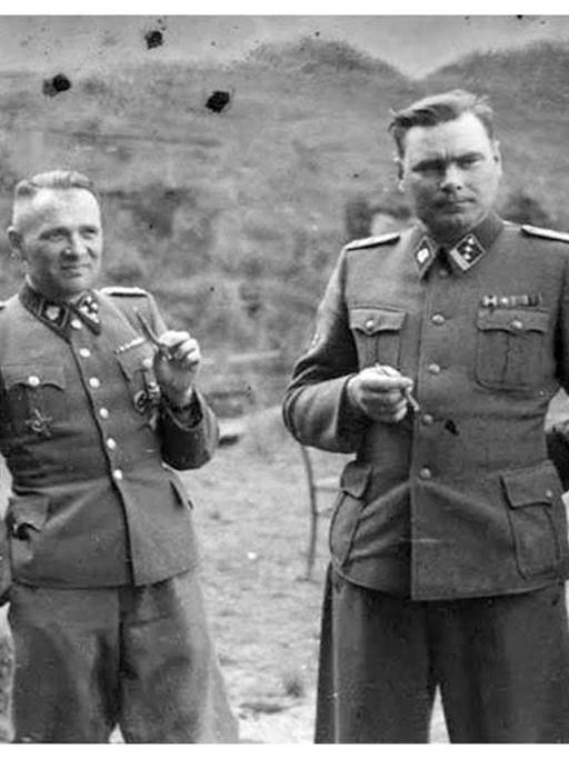 SS-Offiziere vor einer SS-Kaserne bei  Auschwitz, von links nach rechts: Auschwitz-Arzt Josef Mengele, Rudolf Höß, Josef Kramer 