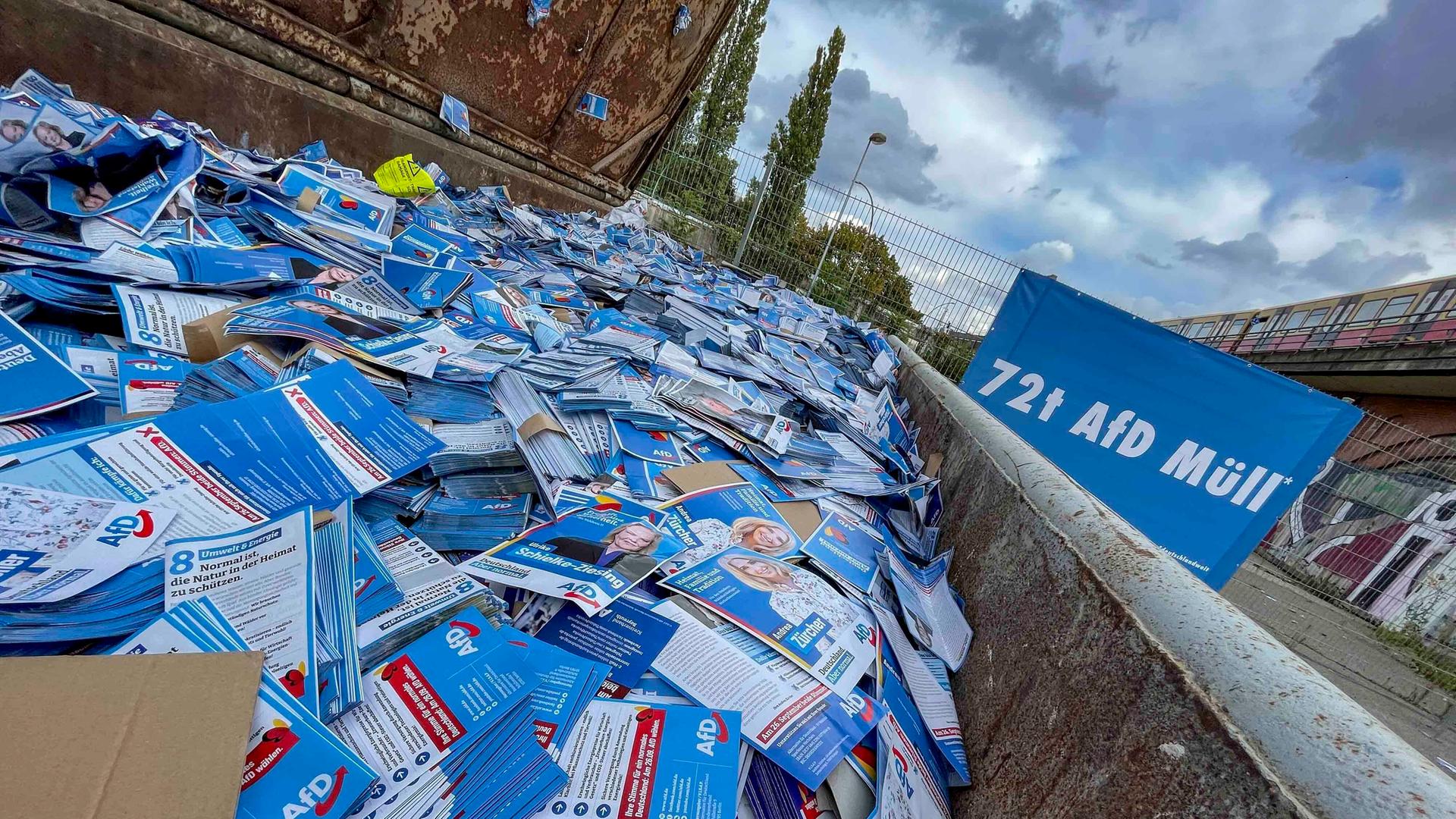 Millionen Flyer der AfD liegen in einem Müllcontainer Millionen Flyer der AfD liegen in einem Müllcontainer