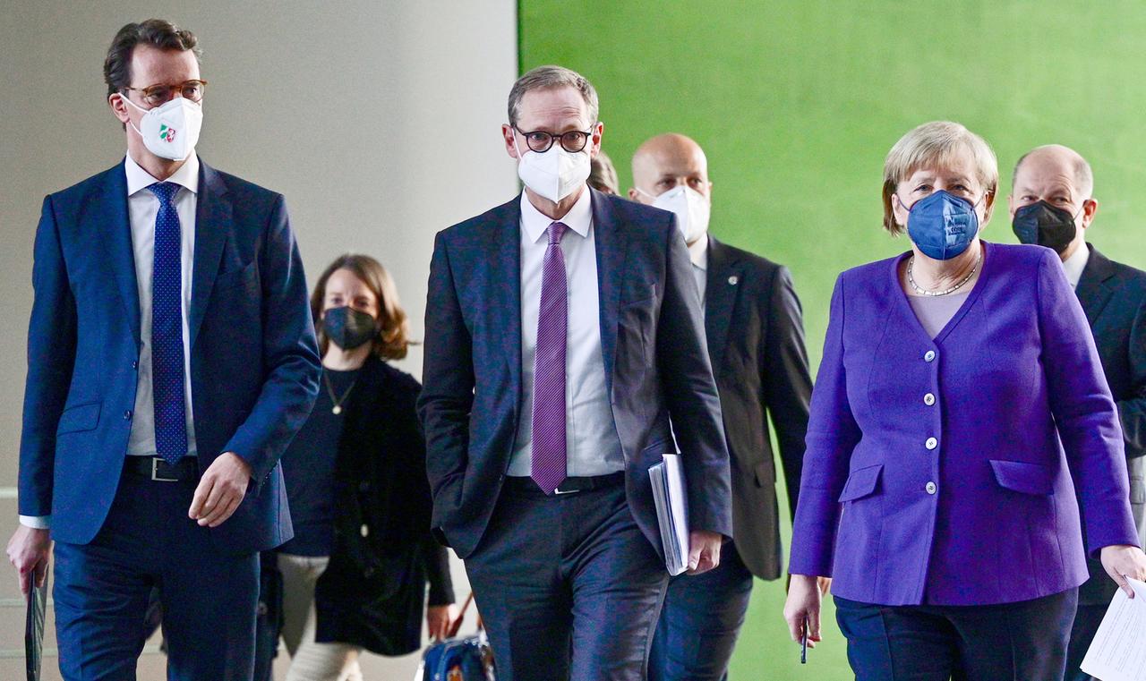 Die Teilnehmer an der Ministerpräsidentenkonferenz zur Corona-Pandemie und die scheidende Kanzlerin Angela Merkel am 2.12.2021