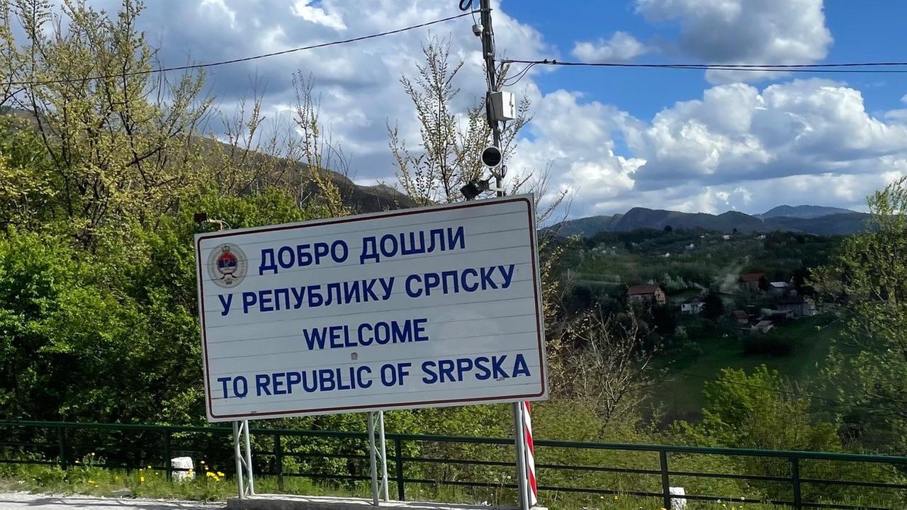 Schild mit der Aufschrift Willkommen in die Republika Srpska Schild mit der Aufschrift Willkommen in die Republika Srpska