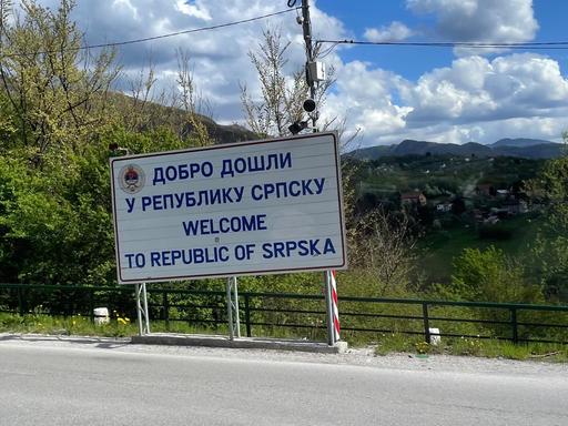 Schild mit der Aufschrift Willkommen in die Republika Srpska