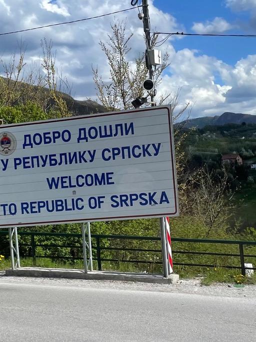 Schild mit der Aufschrift Willkommen in die Republika Srpska