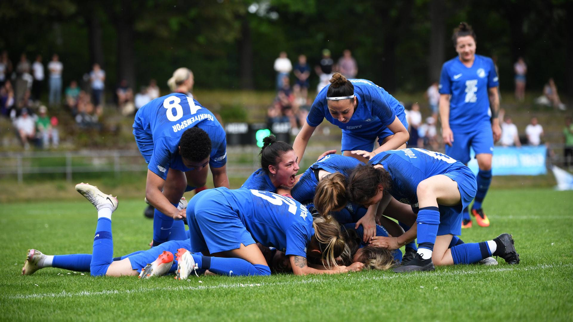 Die Frauen von Türkiyemspor Berlin jubeln im Spiel gegen den FC Viktoria 1889 Berlin Die Frauen von Türkiyemspor Berlin jubeln im Spiel gegen den FC Viktoria 1889 Berlin