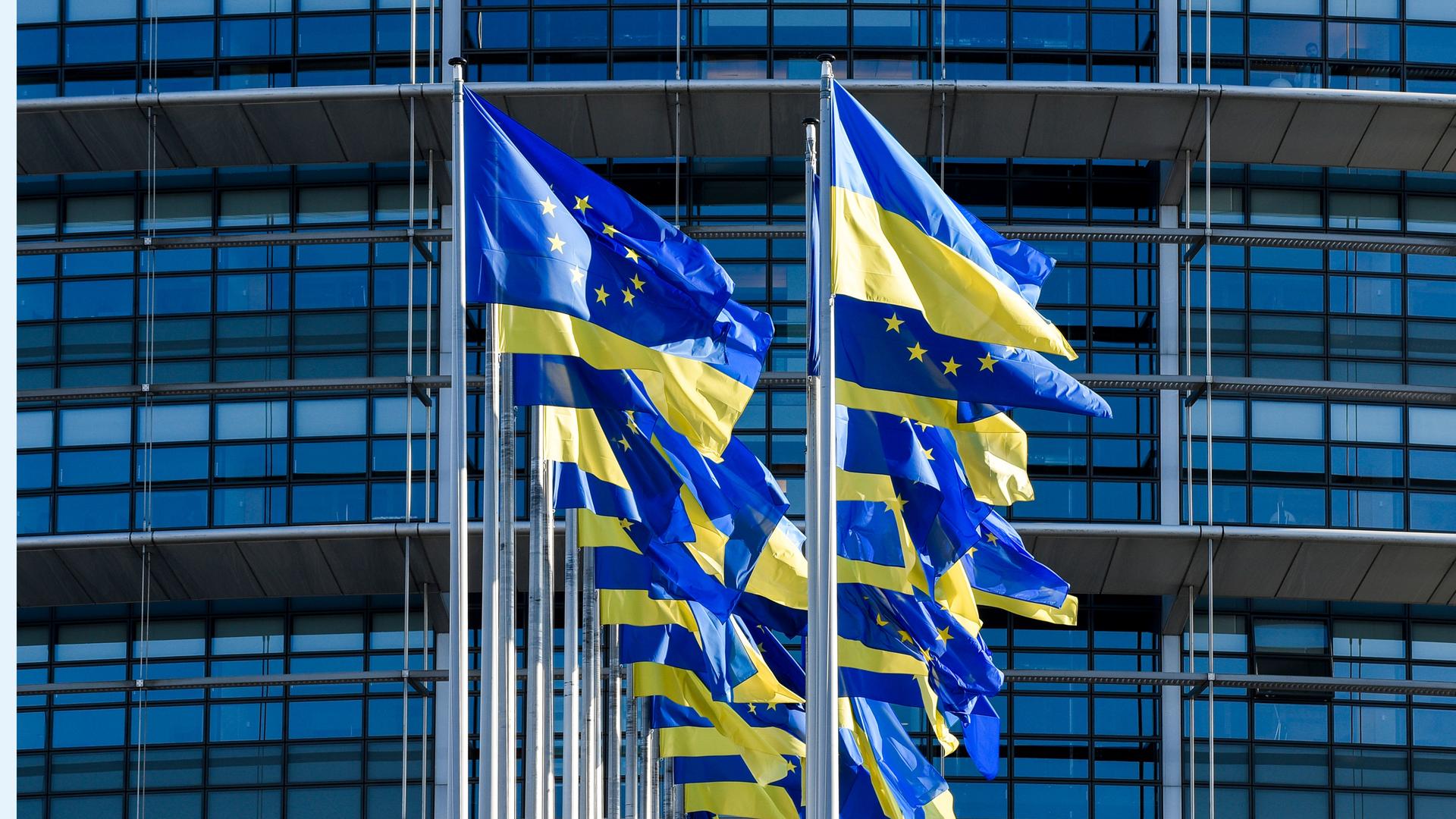 EU- und Ukraine-Flaggen wehen vor dem Europäischen Parlament EU- und Ukraine-Flaggen wehen vor dem Europäischen Parlament