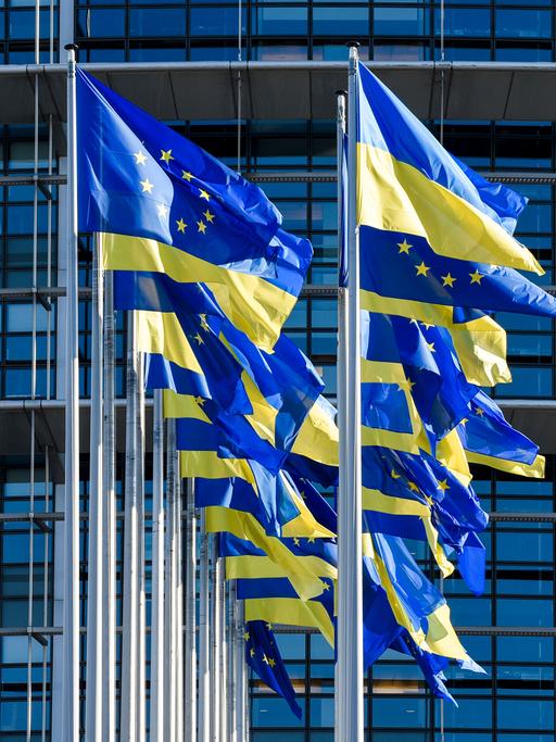 EU- und Ukraine-Flaggen wehen vor dem Europäischen Parlament
