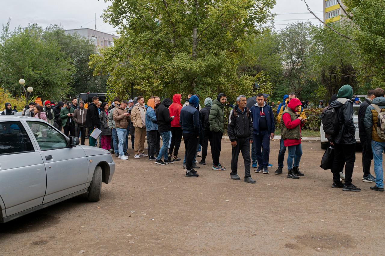 Kasachstan, Uralsk: Russen stellen sich an, um eine kasachische Registrierung zu erhalten, nachdem der russische Präsident Putin eine Teilmobilisierung angeordnet hat. Kasachstan, Uralsk: Russen stellen sich an, um eine kasachische Registrierung zu erhalten, nachdem der russische Präsident Putin eine Teilmobilisierung angeordnet hat.