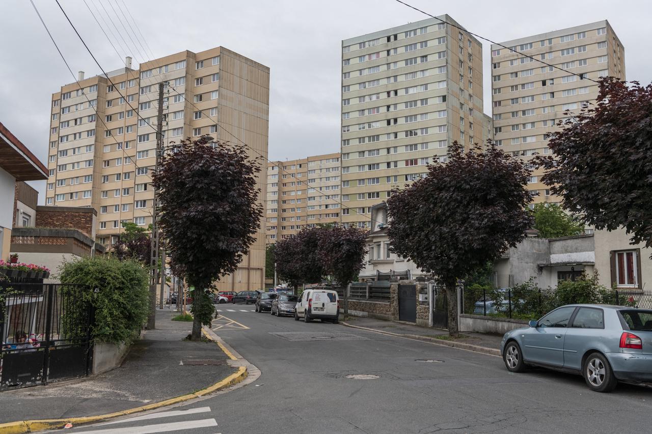 Blick auf eine Straße mit vielen einförmigen Plattenbauten. Blick auf eine Straße mit vielen einförmigen Plattenbauten.