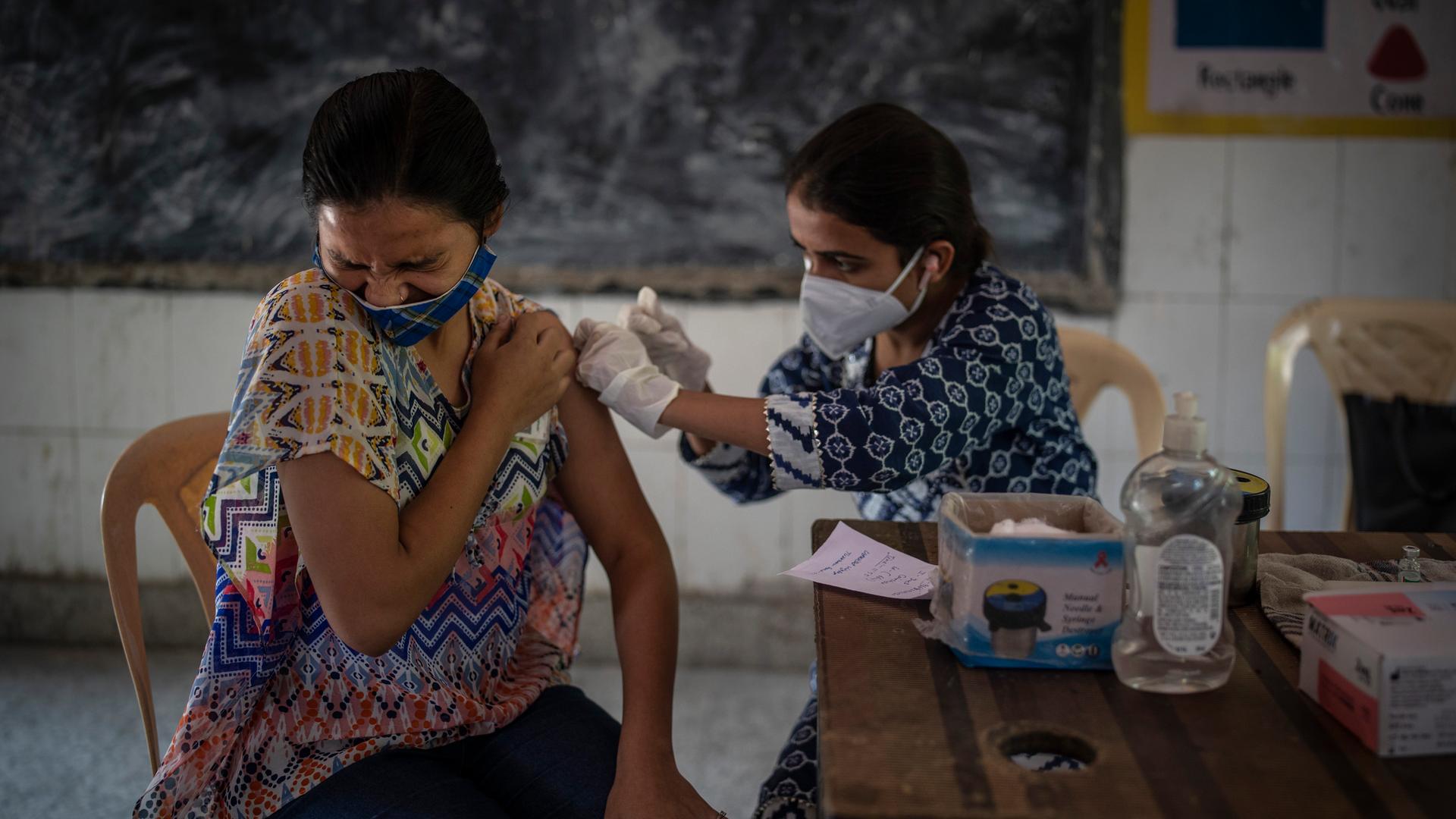 Eine Frau in New Delhi, Indien, wird im Oktober 2021 geimpft