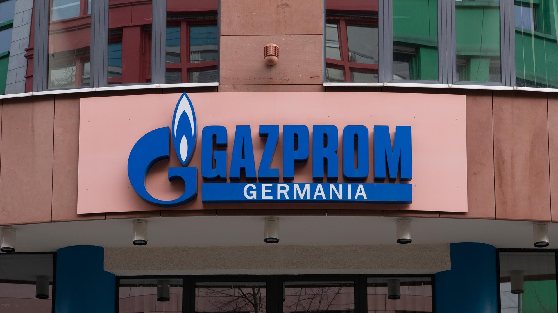 Das Logo von Gazprom Germania GmbH, Tochterunternehmen der Gazprom Export des russischen Gasversorgers Gazprom, ist an der Fassade der Gazprom Germania-Zentrale angebracht. Das Logo von Gazprom Germania GmbH, Tochterunternehmen der Gazprom Export des russischen Gasversorgers Gazprom, ist an der Fassade der Gazprom Germania-Zentrale angebracht.
