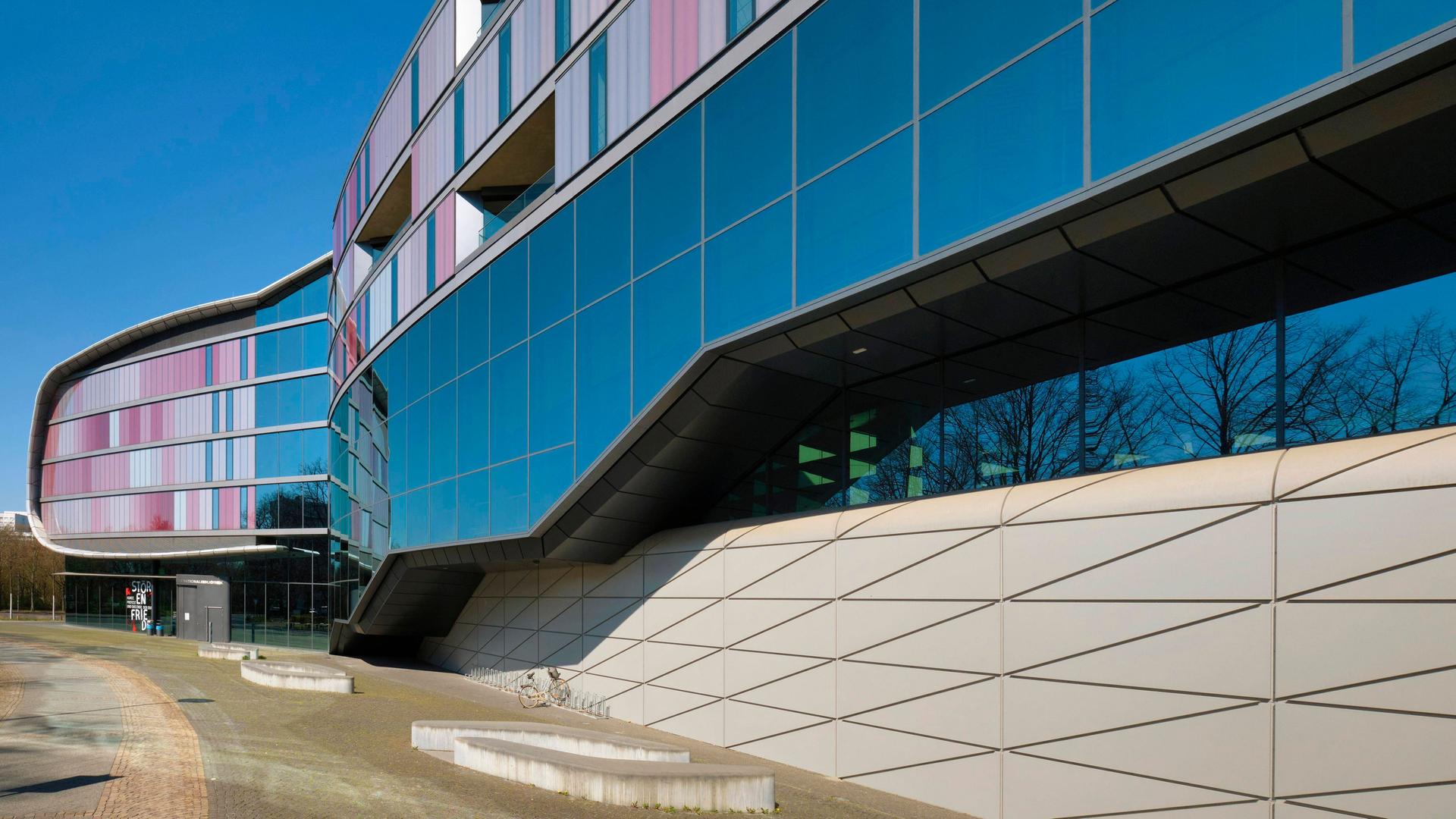 Der Erweiterungsbau der Deutschen Nationalbibliothek in Leipzig hat die Form eines auf der Seite liegenden Buchs. Der Erweiterungsbau der Deutschen Nationalbibliothek in Leipzig hat die Form eines auf der Seite liegenden Buchs.