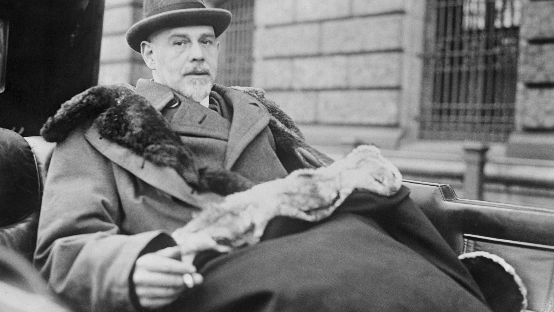 Walther Rathenau, damaliger deutscher Reichsaußenminister, auf einer Aufnahme aus dem Jahr 1922 - er ist auf dem Weg von Berlin nach Genua Walther Rathenau, damaliger deutscher Reichsaußenminister, auf einer Aufnahme aus dem Jahr 1922 - er ist auf dem Weg von Berlin nach Genua