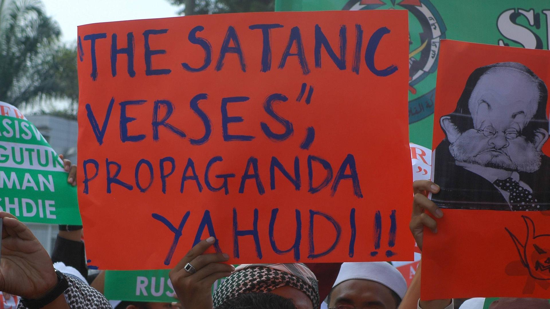 Demonstranten verfluchen den Autor Salman Rushdie und die satanischen Verse auf Plakaten. Kuala Lumpur, 2007. Demonstranten verfluchen den Autor Salman Rushdie und die satanischen Verse auf Plakaten. Kuala Lumpur, 2007.