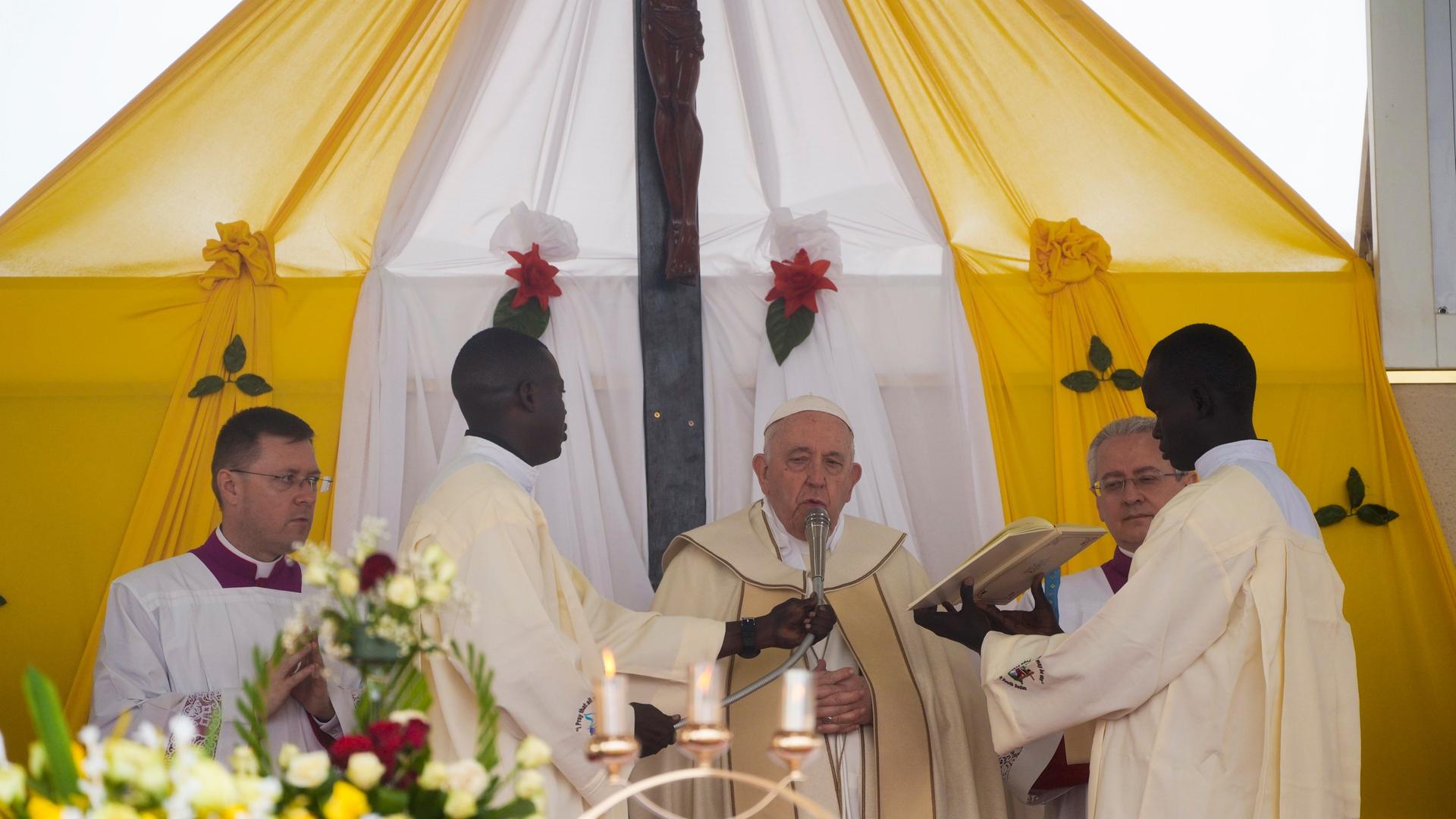 Juba - Papst Franziskus beendet Afrika-Reise mit Messe vor 70.000 Gläubigen im Südsudan