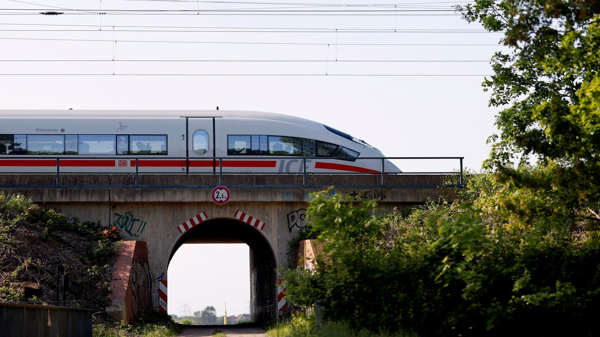 Tarifstreit - Deutsche Bahn Und EVG Setzen Verhandlungen Fort