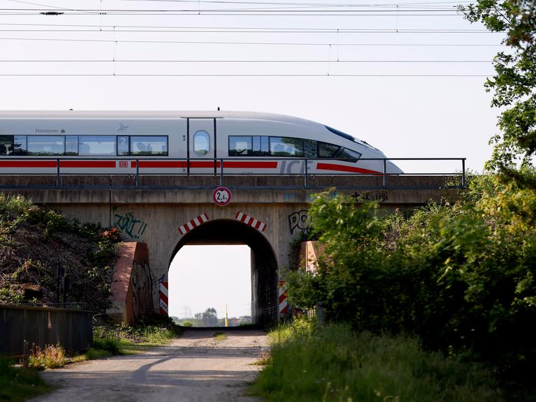 Ein ICE der Deutschen Bahn fährt über eine Eisenbahnbrücke bei Köln. (Themenbild, Symbolbild) Köln, 18.05.2023