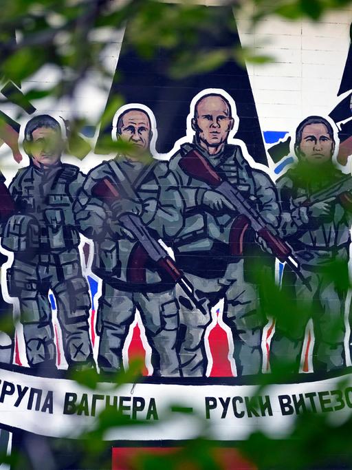 Ein Wandgemälde, das Söldner der russischen Gruppe Wagner darstellt und die Beschriftung „Wagner-Gruppe – Russische Ritter“ trägt. Das Bild findet sich an einer Wand in Belgrad, Serbien und wurde im September 2022 aufgenommen.