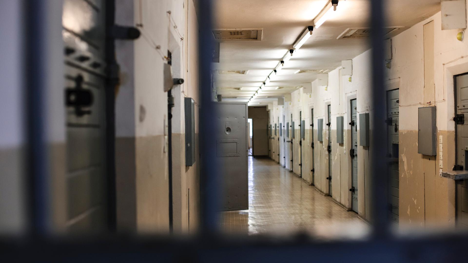 Gefängniszellen, eine Zellentür ist geöffnet. Gefängniszellen, eine Zellentür ist geöffnet.