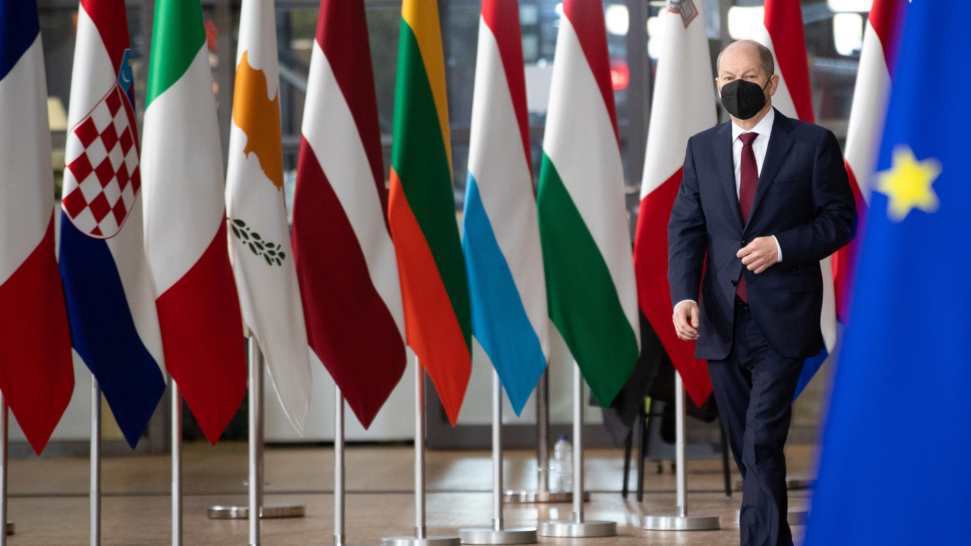 Olaf Scholz läuft an einigen Länderfahnen europäischer Staaten vorbei. Olaf Scholz läuft an einigen Länderfahnen europäischer Staaten vorbei.