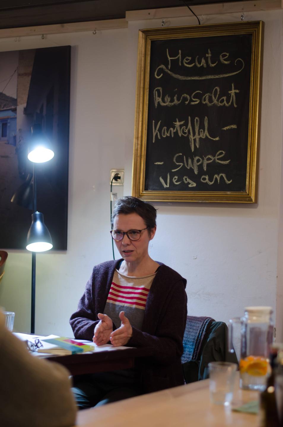 Sabine Nuss sitzt an einem Tisch und spricht gestikulierend mit einer ihr gegenübersitzenden Person. Sabine Nuss sitzt an einem Tisch und spricht gestikulierend mit einer ihr gegenübersitzenden Person.