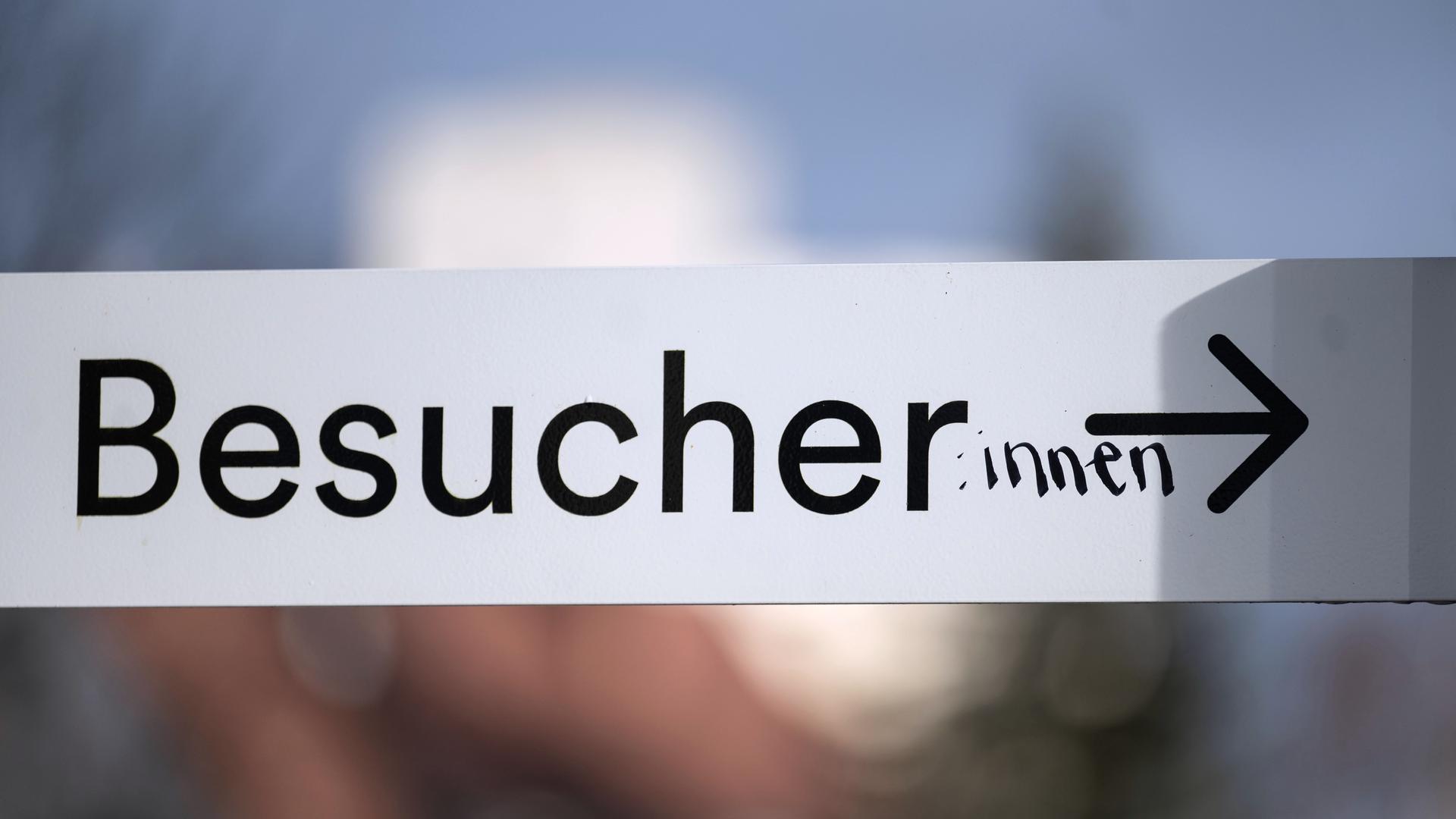 Das Wort „Besucher“ ist auf einem Schild in der Innenstadt mit dem Zusatz „:innen“ versehen. Aufnahmedatum 28.12.2021 Das Wort „Besucher“ ist auf einem Schild in der Innenstadt mit dem Zusatz „:innen“ versehen. Aufnahmedatum 28.12.2021