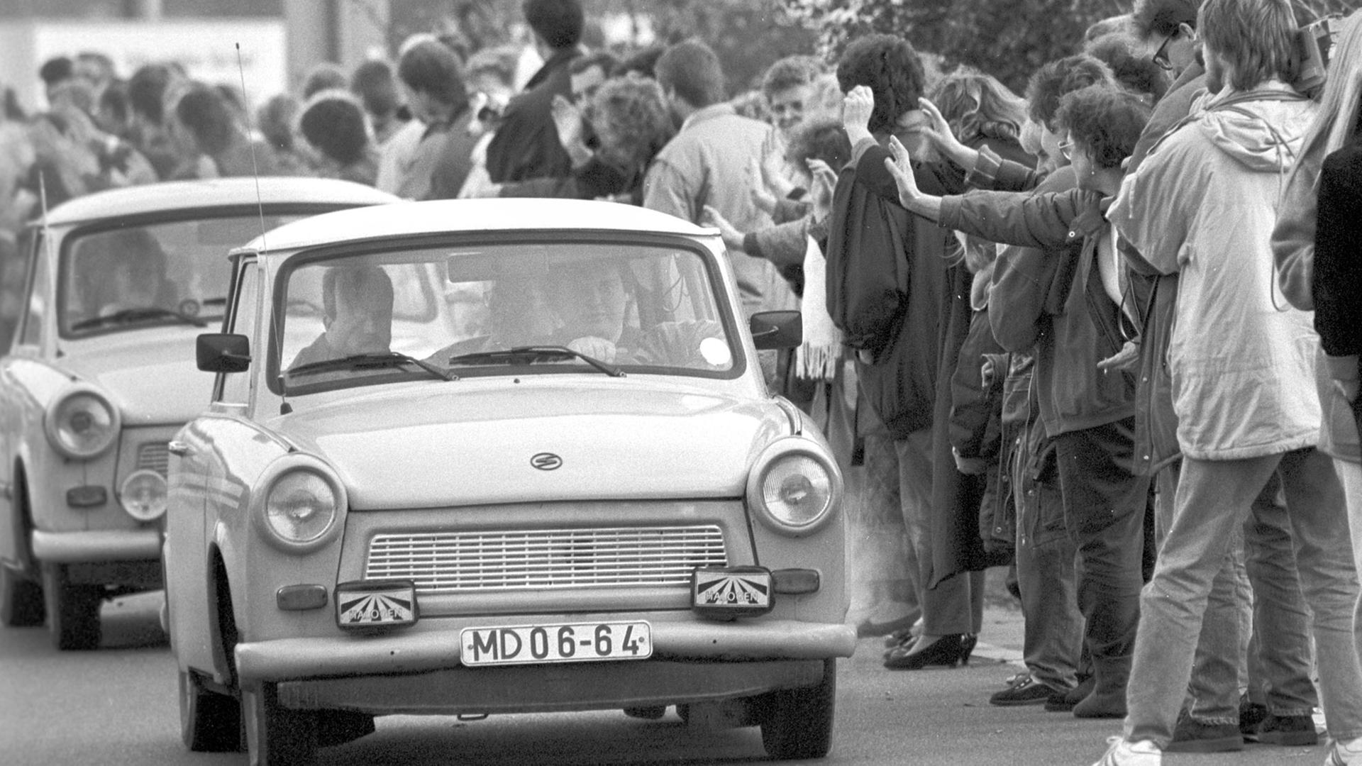 Am Grenzübergang Helmstedt-Marienborn werden am 10.11.1989 DDR-Bürger von zahlreichen Menschen begrüßt. Am Grenzübergang Helmstedt-Marienborn werden am 10.11.1989 DDR-Bürger von zahlreichen Menschen begrüßt.