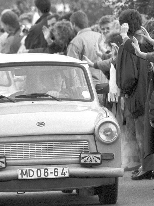 Am Grenzübergang Helmstedt-Marienborn werden am 10.11.1989 DDR-Bürger von zahlreichen Menschen begrüßt. 