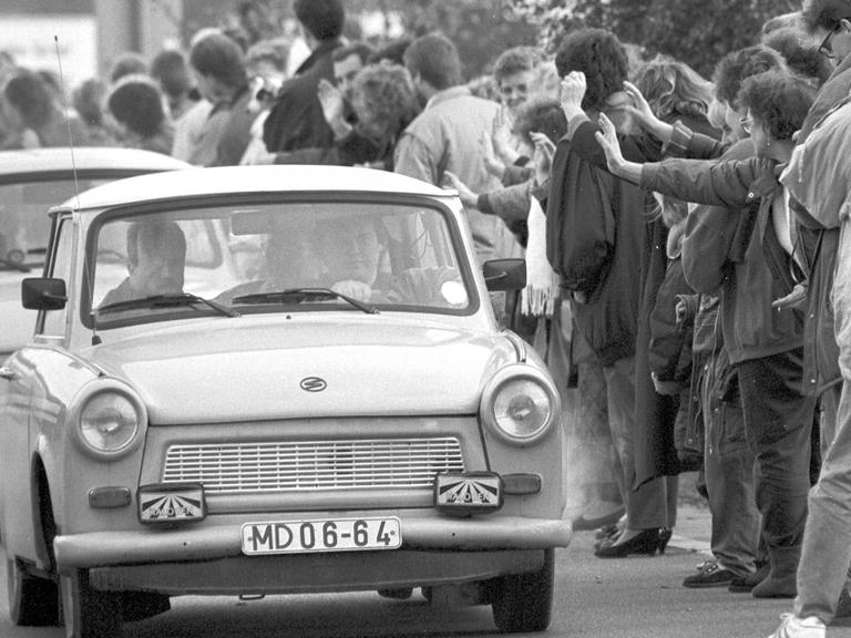 Am Grenzübergang Helmstedt-Marienborn werden am 10.11.1989 DDR-Bürger von zahlreichen Menschen begrüßt. 