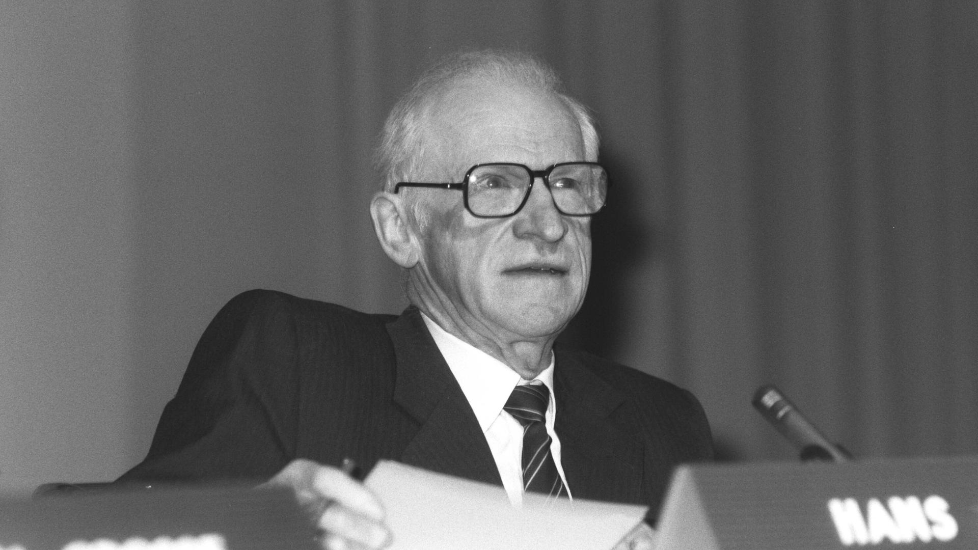 Hans Abich steht 1988 auf den Medientage in München auf einem Podium.