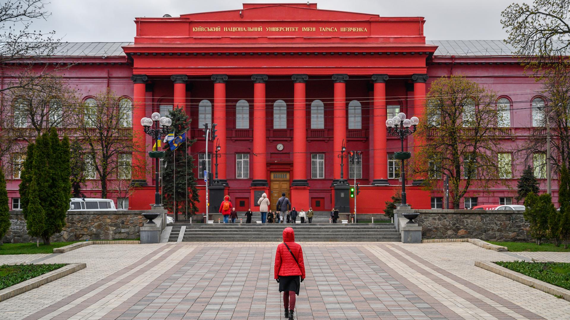 Eine Frau geht in Richtung Nationale Taras-Schewtschenko-Universität in Kiew, 2019. Eine Frau geht in Richtung Nationale Taras-Schewtschenko-Universität in Kiew, 2019.