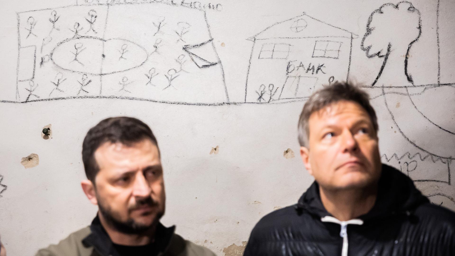 Robert Habeck (Bündnis 90/Die Grünen, r), Bundesminister für Wirtschaft und Klimaschutz, und Wolodymyr Selenskyj, Präsident der Ukraine, stehen nordöstlich von Kiew in einem Schulkeller, in dem Geiseln gehalten wurden vor einer Wand mit Bildern der Gefangenen. Robert Habeck (Bündnis 90/Die Grünen, r), Bundesminister für Wirtschaft und Klimaschutz, und Wolodymyr Selenskyj, Präsident der Ukraine, stehen nordöstlich von Kiew in einem Schulkeller, in dem Geiseln gehalten wurden vor einer Wand mit Bildern der Gefangenen.