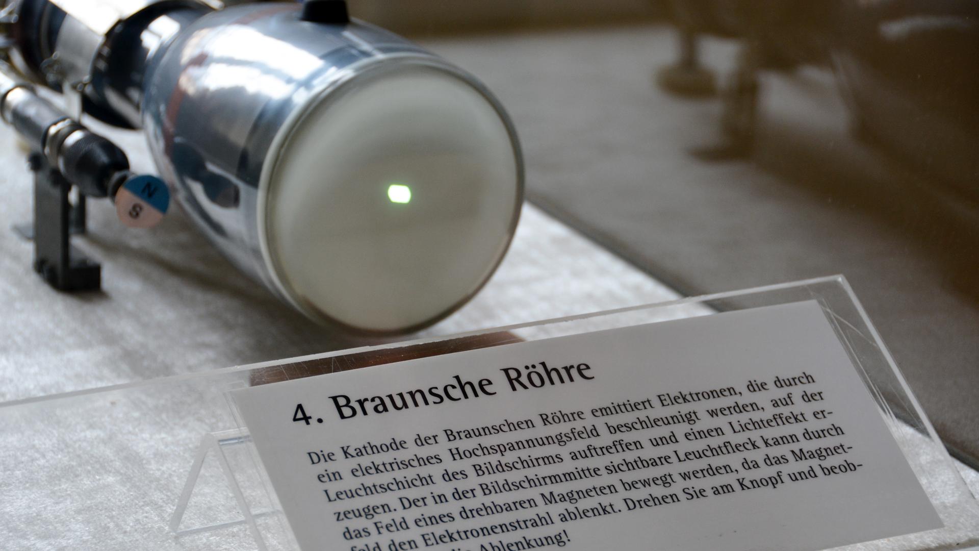 Modell der vom Physiker Karl Ferdinand Braun erfundenen "Braun'schen Röhre", ausgestellt im Stadtarchiv von Brauns Geburtsstadt Fulda Modell der vom Physiker Karl Ferdinand Braun erfundenen "Braun'schen Röhre", ausgestellt im Stadtarchiv von Brauns Geburtsstadt Fulda