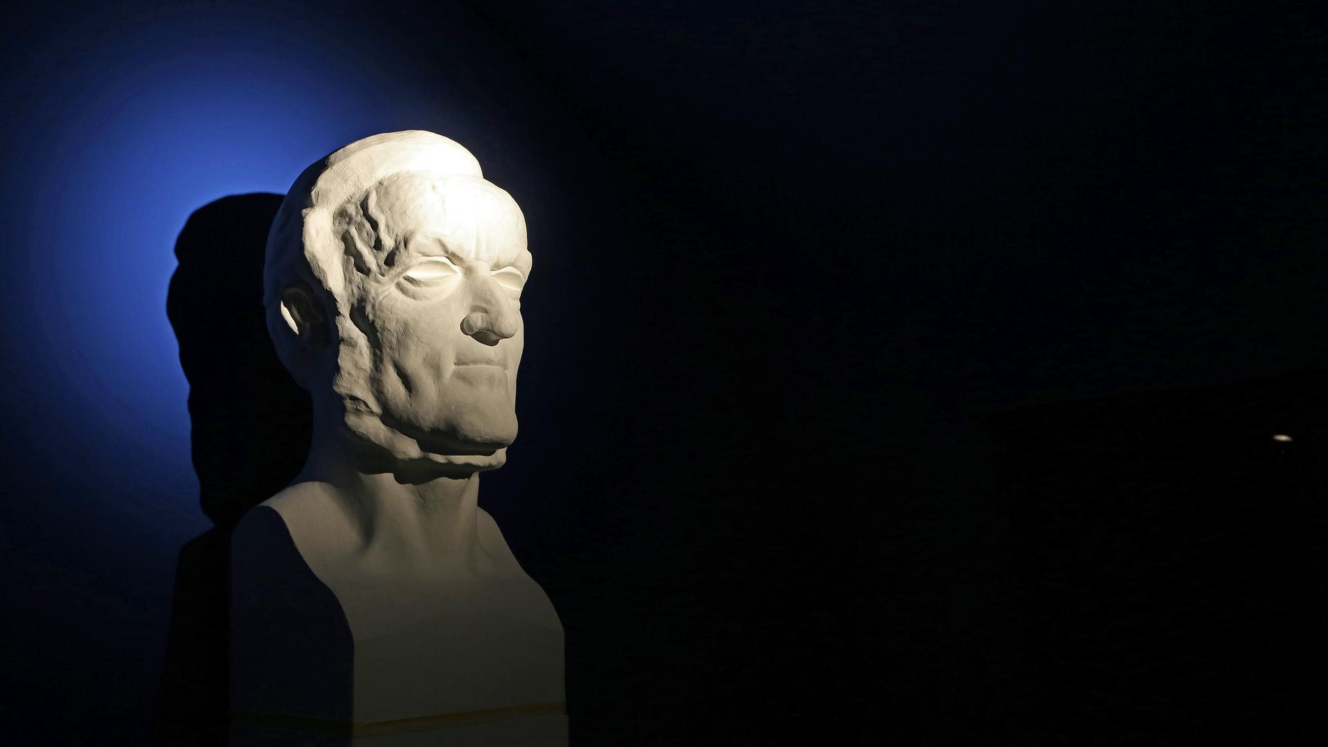 Eine hart angeleuchtete Büste von Richard Wagner vor einem dunkel blauen Hintergrund. Eine hart angeleuchtete Büste von Richard Wagner vor einem dunkel blauen Hintergrund.