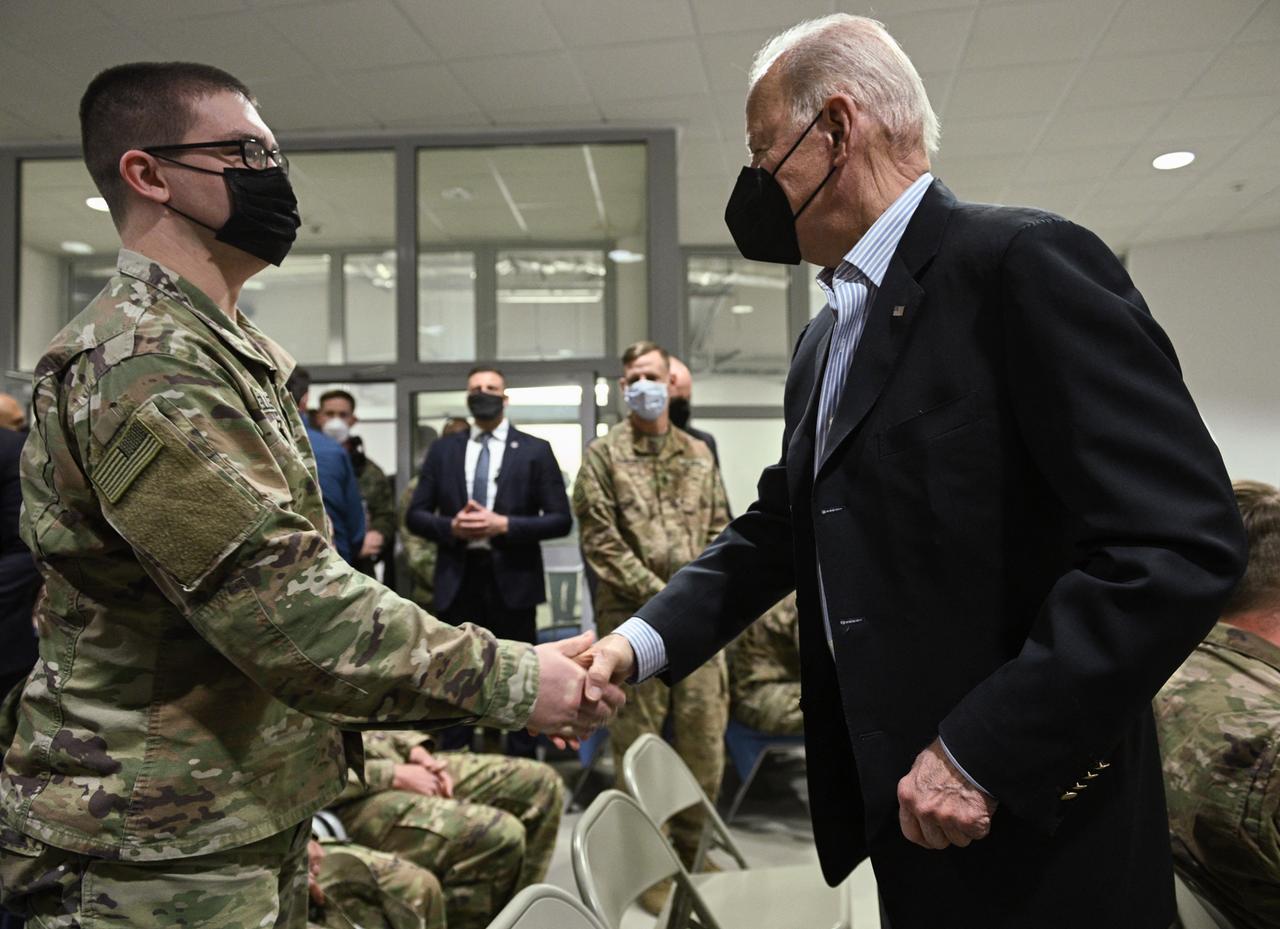 US-Präsident Joe Biden schüttelt einem US-Soldaten in Polen die Hand.