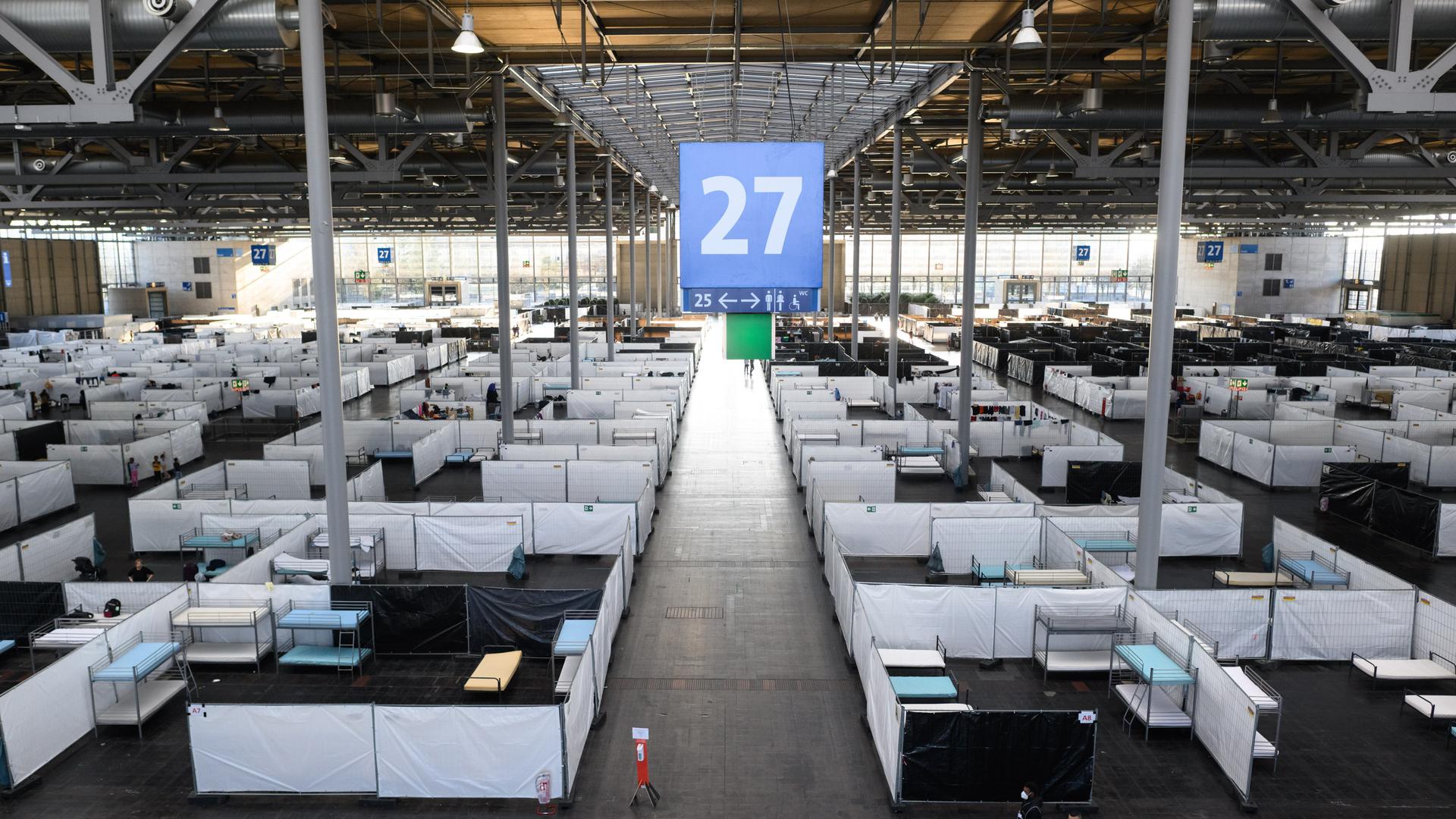 Betten für Geflüchtete stehen in der Außenstelle der Landesaufnahmebehörde Niedersachsen in der Messehalle 27 der Messe Hannover. Betten für Geflüchtete stehen in der Außenstelle der Landesaufnahmebehörde Niedersachsen in der Messehalle 27 der Messe Hannover.
