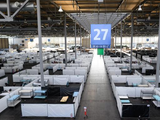 Betten für Geflüchtete stehen in der Außenstelle der Landesaufnahmebehörde Niedersachsen in der Messehalle 27 der Messe Hannover.