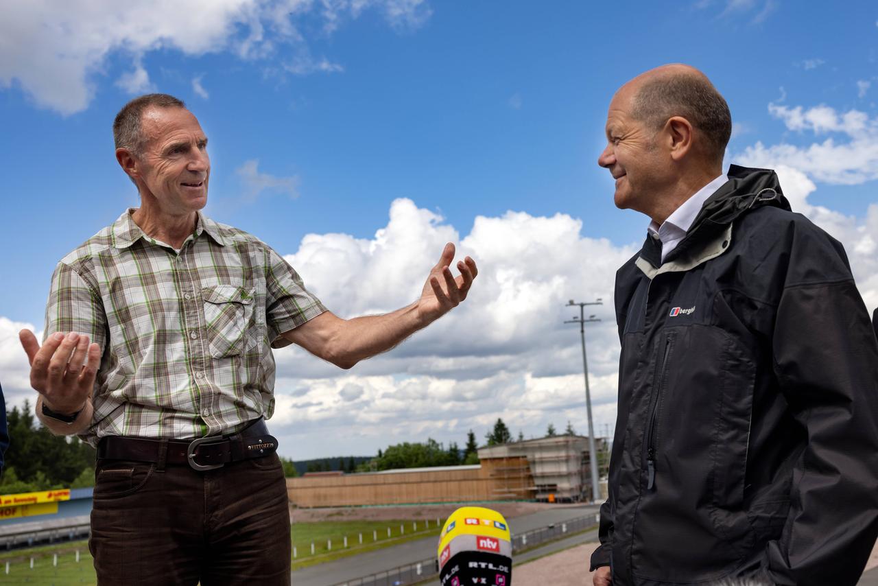 Frank Ullrich (l.) und der damalige SPD-Kanzlerkandidat Olaf Scholz beim Besuch des Biathlonstadions in Oberhof.
