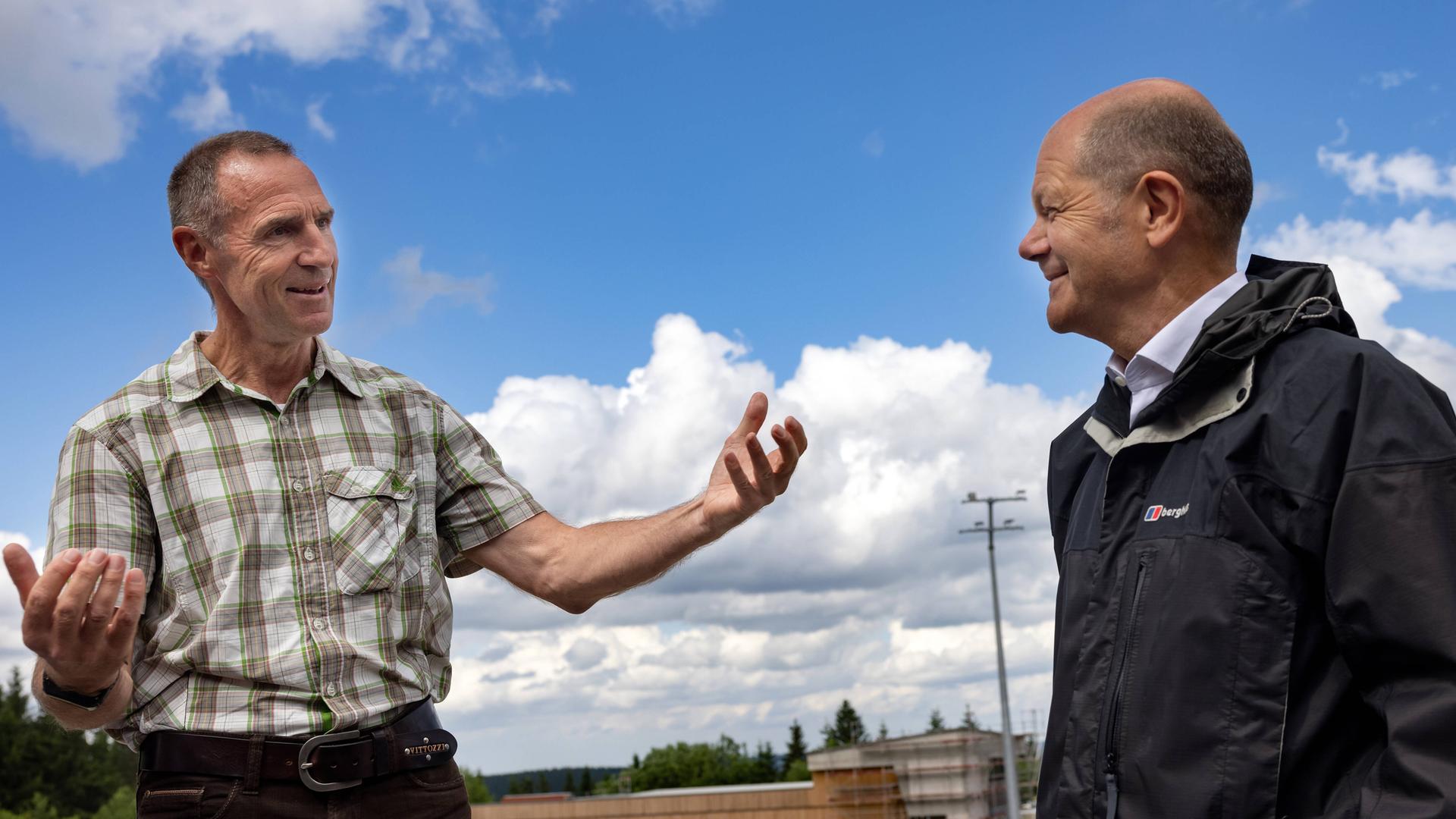 Frank Ullrich (l.) und der damalige SPD-Kanzlerkandidat Olaf Scholz beim Besuch des Biathlonstadions in Oberhof. Frank Ullrich (l.) und der damalige SPD-Kanzlerkandidat Olaf Scholz beim Besuch des Biathlonstadions in Oberhof.