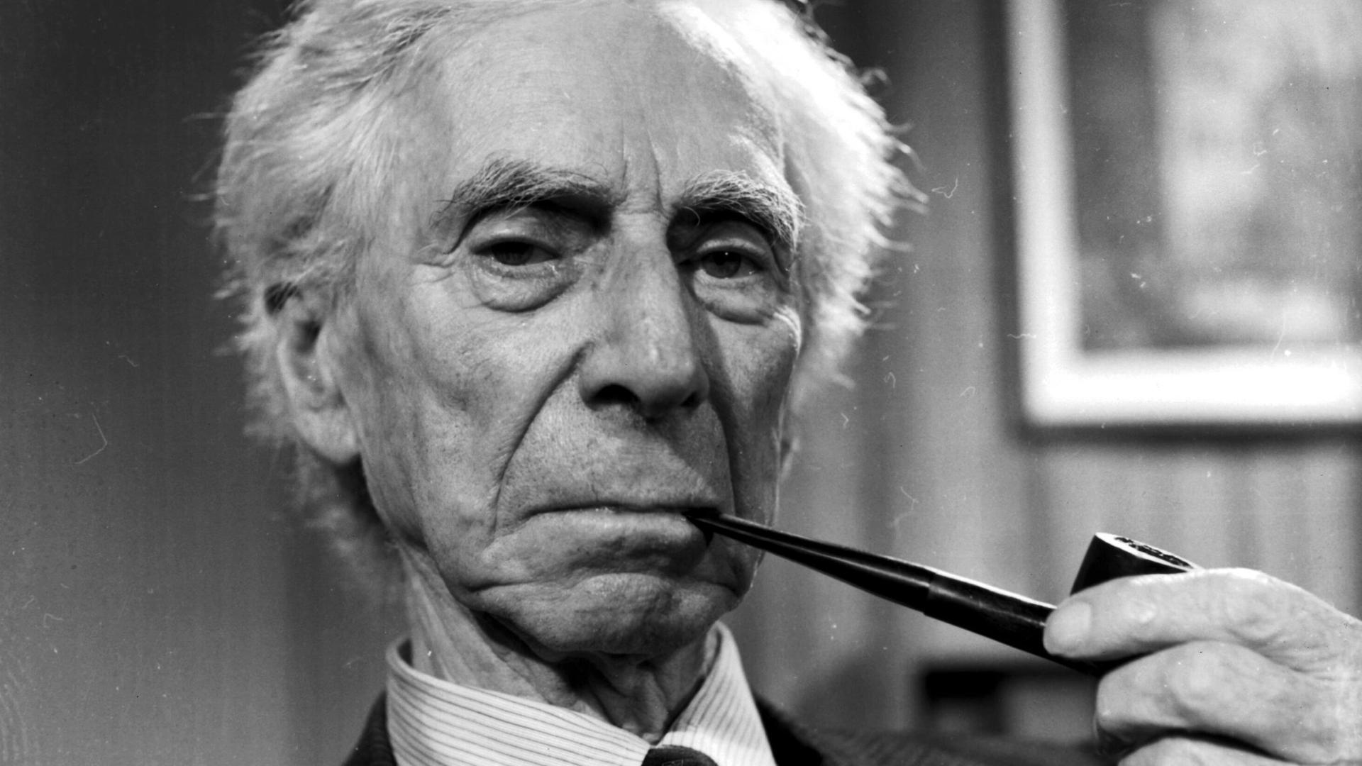 Der Philosoph Earl Bertrand Arthur William Russell, am 2. Oktober 1958 Pfeife rauchend